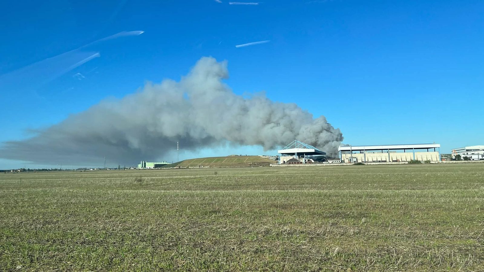 Colonna di fumo dall'incendio nella zona industriale di Gello, Pontedera