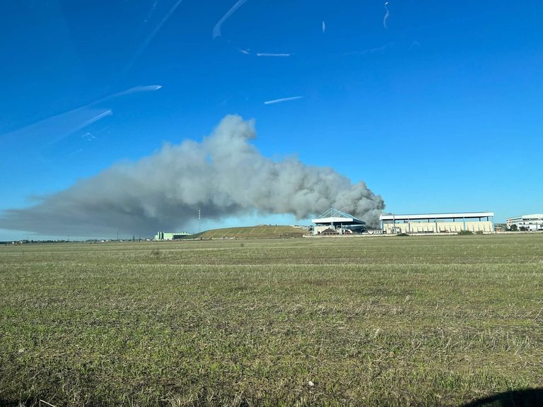 Incendio a Gello (Pontedera): colonna di fumo visibile in tutta la Valdera